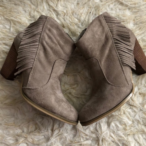 EUC Cato Fringe Taupe Tan Light Brown Size8 Faux Suede 3” Heel Ankle Boot/Bootie - Picture 1 of 8
